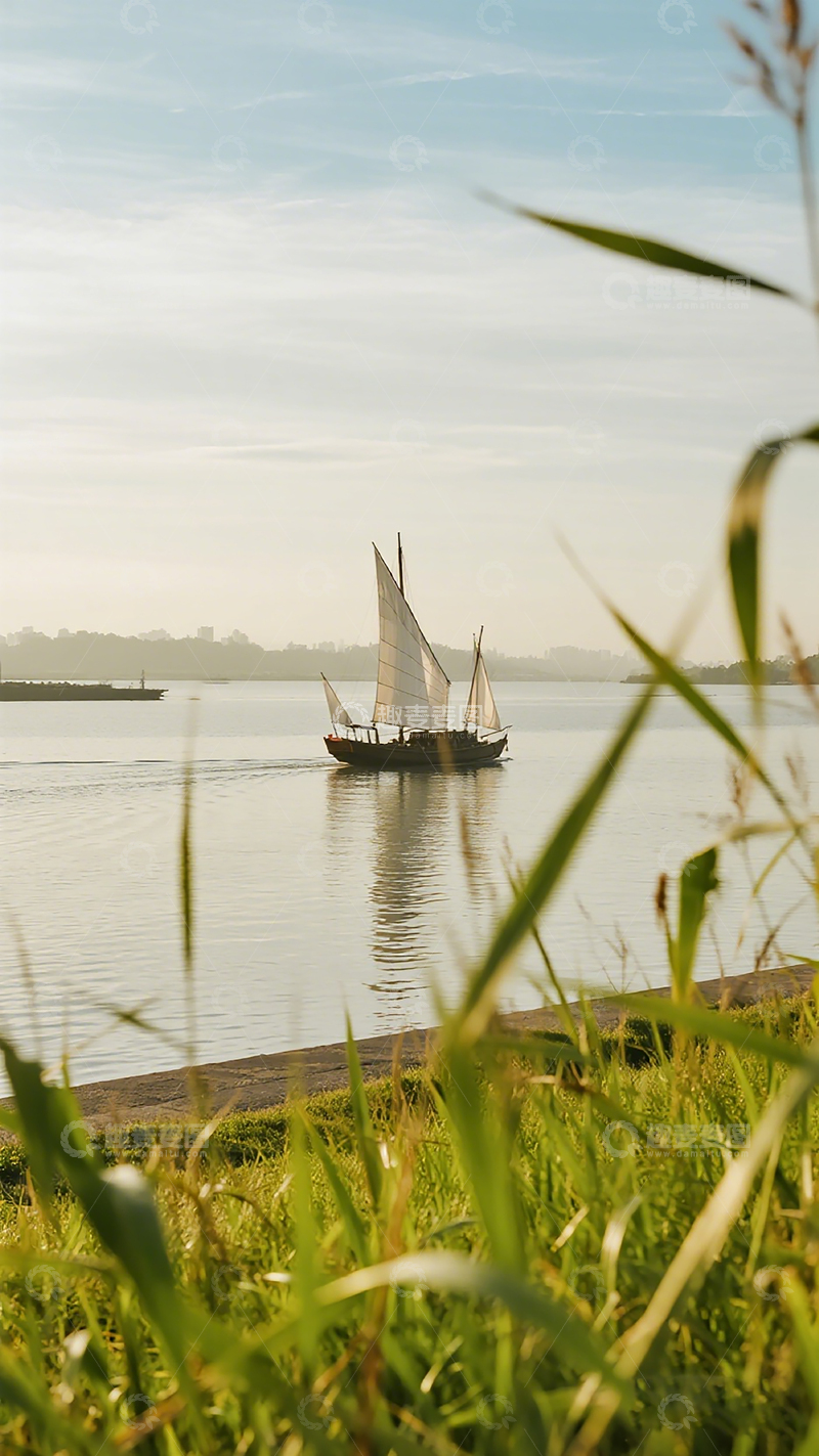 高清大图下载【趣麦麦图】宁静湖面上的帆船