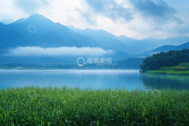 高清大图下载【趣麦麦图】远山湖泊岸边草地美景