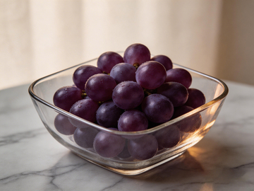 玻璃碗中紫色葡萄静物摄影