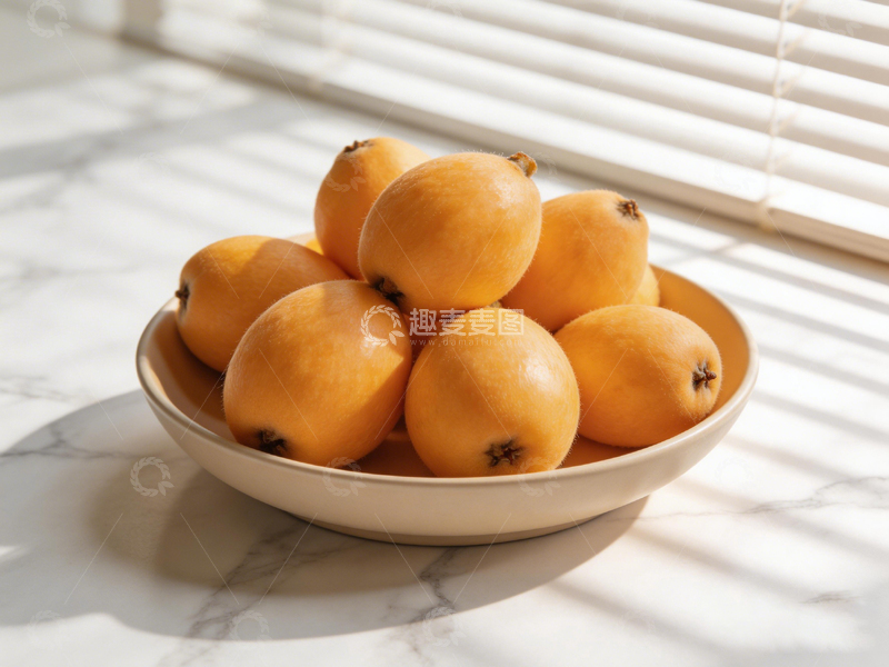 高清大图下载【趣麦麦图】阳光下的枇杷果盘