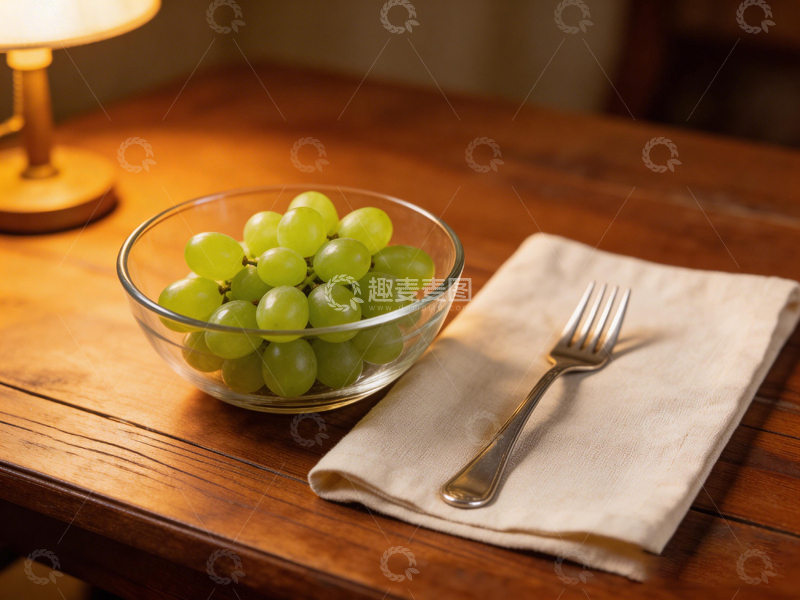 高清大图下载【趣麦麦图】木质餐桌葡萄餐具静物摄影