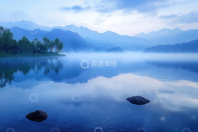 高清大图下载【趣麦麦图】湖泊云雾雾气自然美景