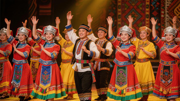 民族舞蹈表演舞台照