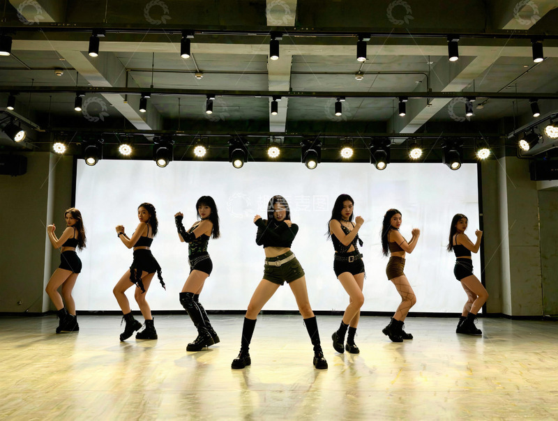 高清大图下载【趣麦麦图】【标题】：舞室排练现代化舞蹈