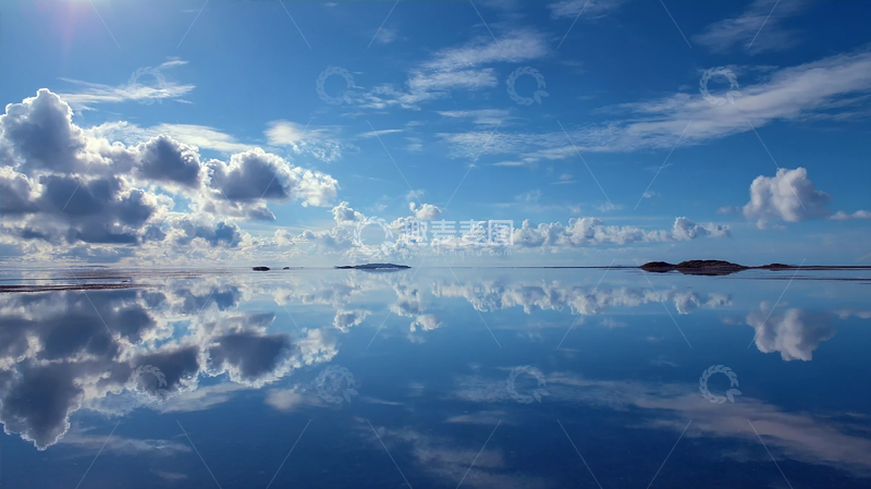 高清大图下载【趣麦麦图】翡翠之境：平静海水映天蓝云卷
