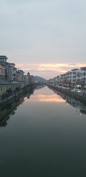 乡镇街道房屋河流护城河山丘夕阳