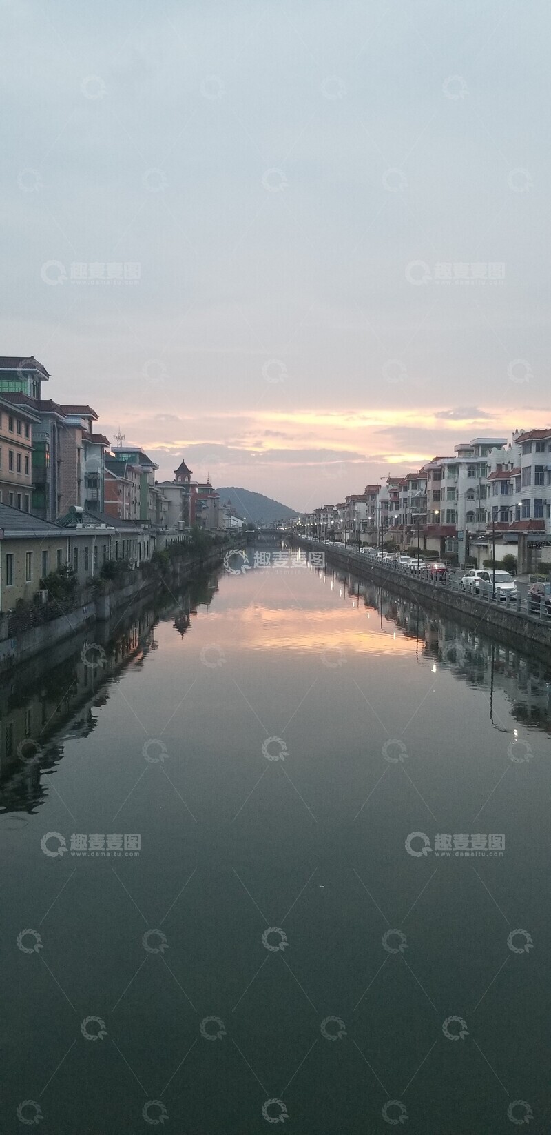 高清大图下载【趣麦麦图】乡镇街道房屋河流护城河山丘夕阳