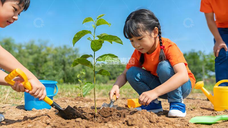 高清大图下载【趣麦麦图】儿童植树种植绿色环保户外活动