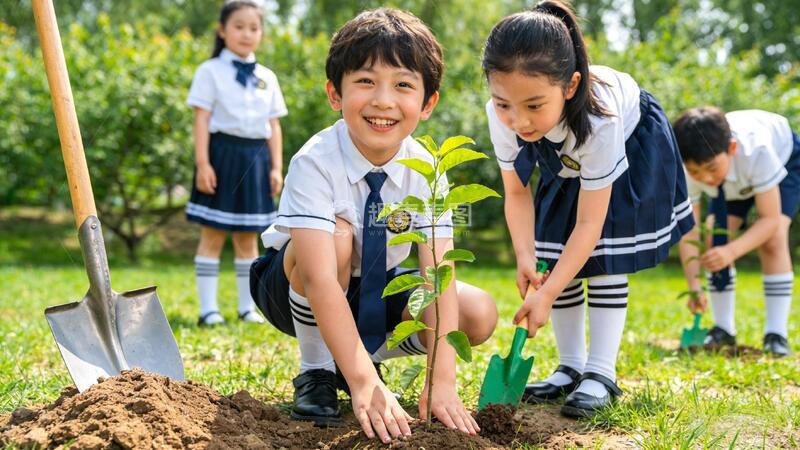 高清大图下载【趣麦麦图】小学生校园植树活动户外实拍