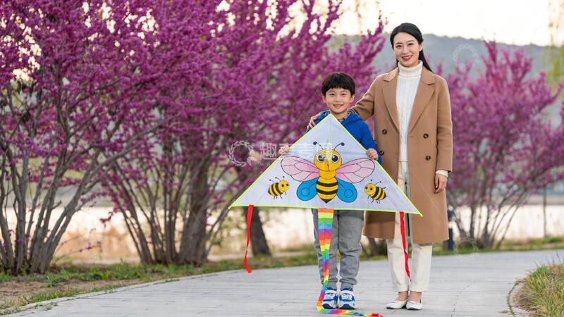 高清大图下载【趣麦麦图】春日亲子放风筝踏青户外活动场景实拍