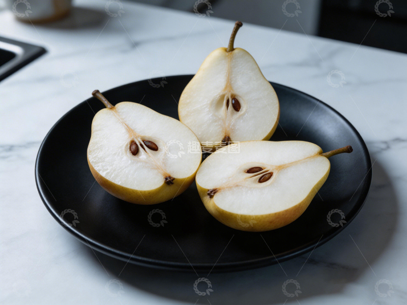 高清大图下载【趣麦麦图】简约黑色盘盛新鲜梨子