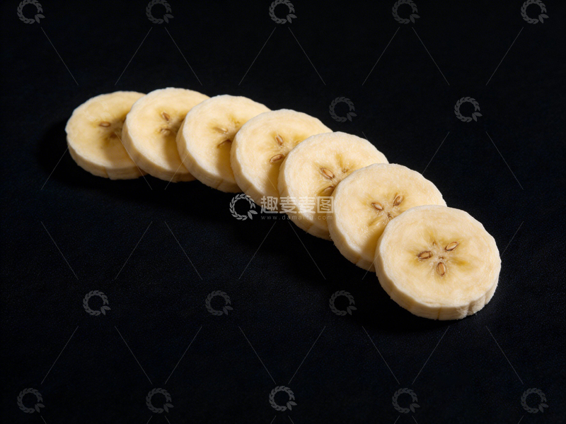 高清大图下载【趣麦麦图】黑色背景香蕉切片展示