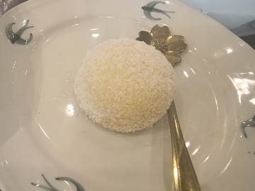 精致椰丝甜品摆盘