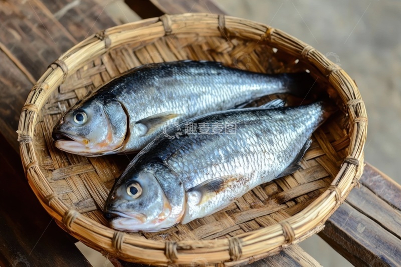 高清大图下载【趣麦麦图】竹篮里装着的两条鲜鱼