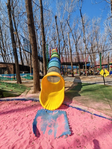 阳光游乐场滑梯景观