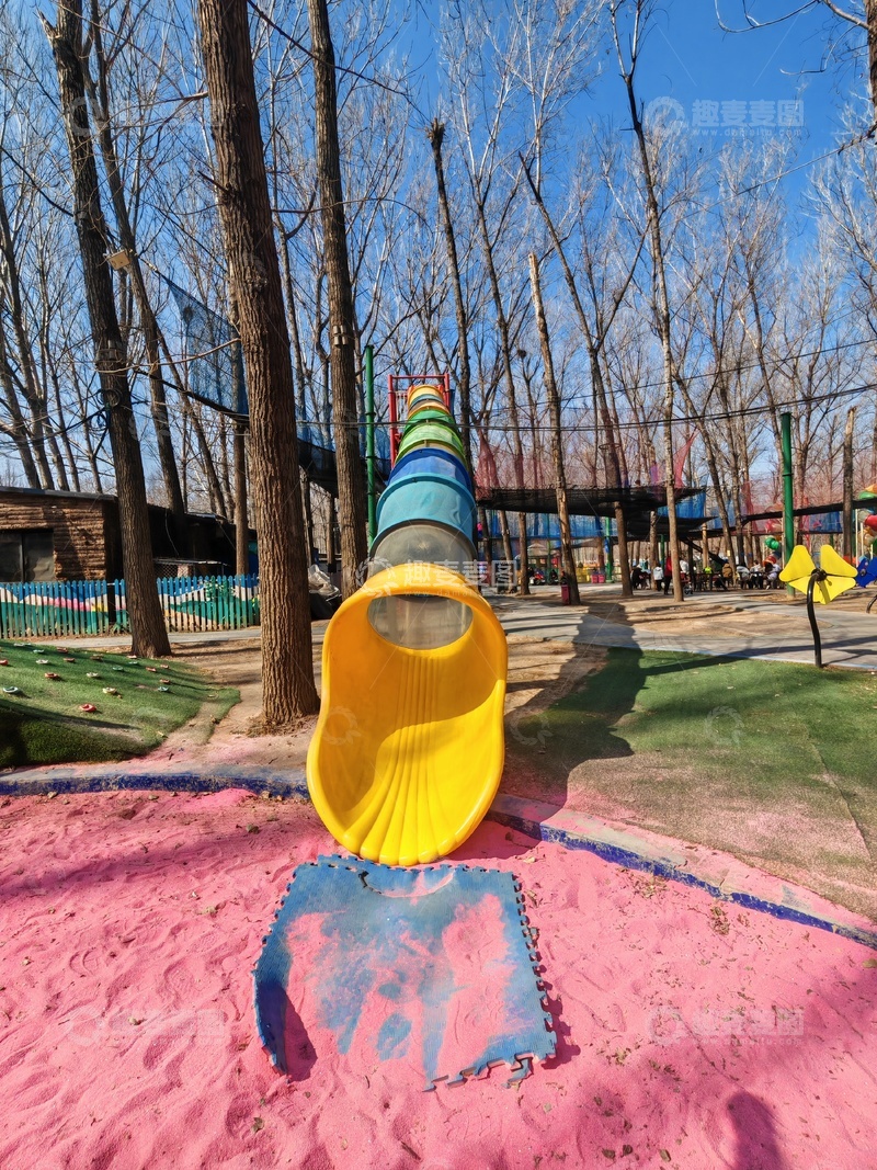 高清大图下载【趣麦麦图】阳光游乐场滑梯景观