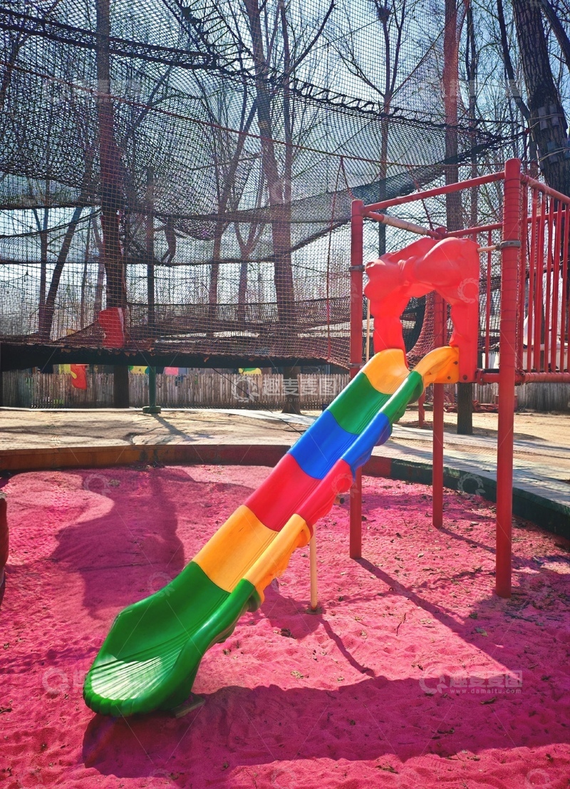 高清大图下载【趣麦麦图】彩虹滑滑梯游乐场