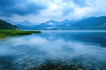 湖泊雾气自然美景