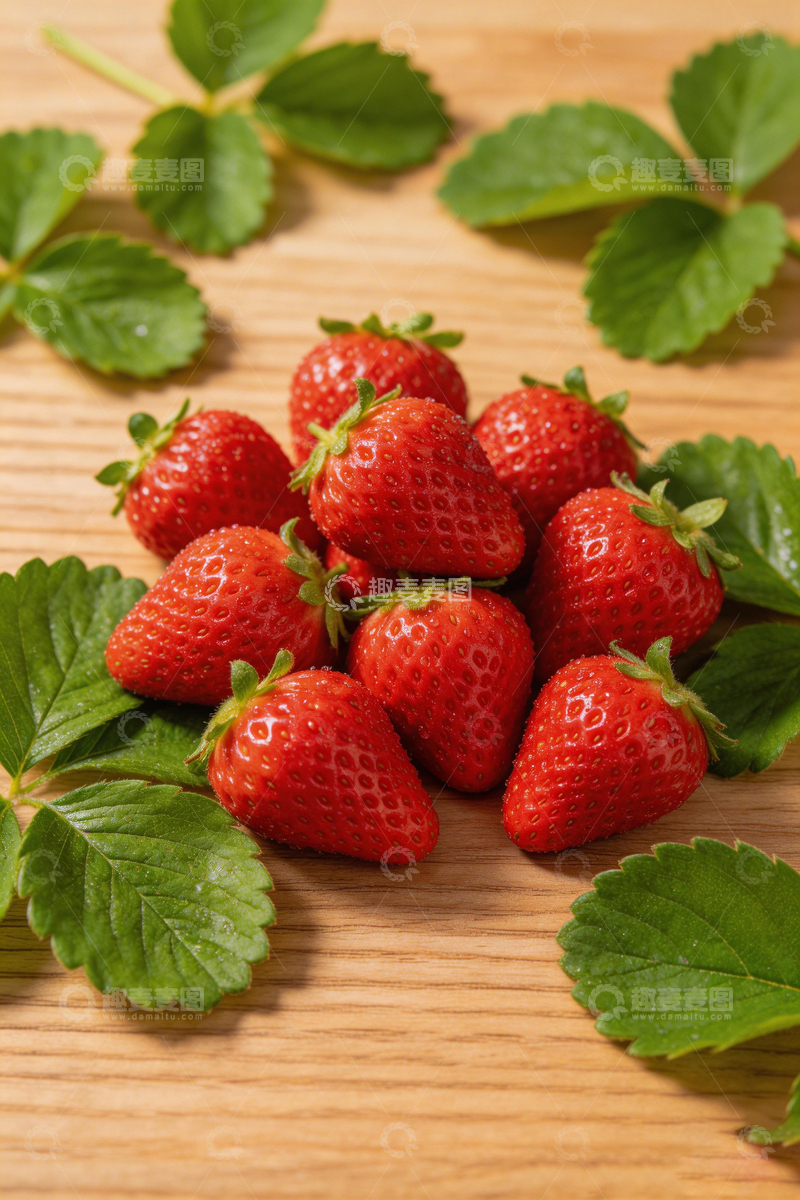 高清大图下载【趣麦麦图】新鲜草莓绿叶静物摄影