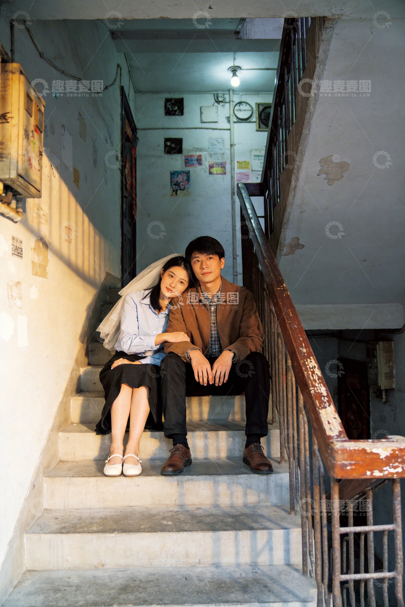 高清大图下载【趣麦麦图】怀旧楼梯青春情侣写真