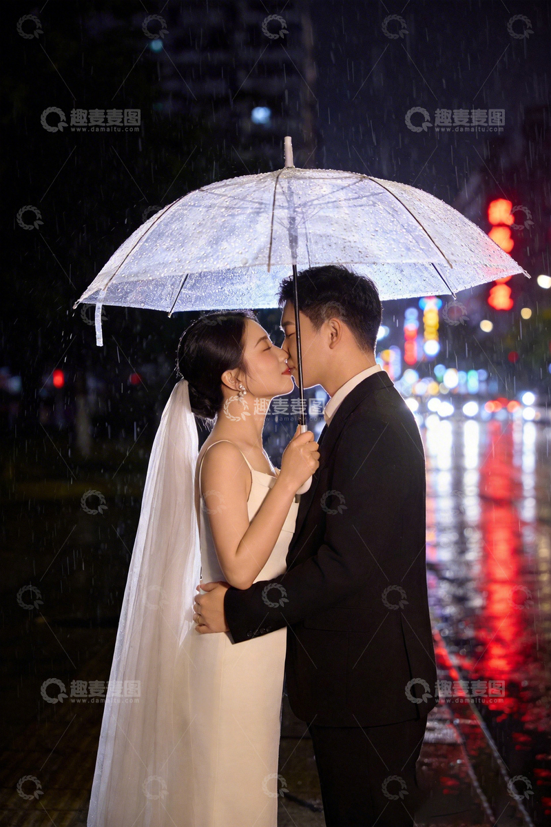 高清大图下载【趣麦麦图】雨中婚礼浪漫瞬间街景摄影