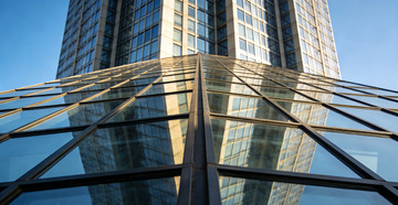 现代建筑玻璃幕墙仰视特写