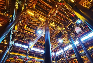 古建筑内部木质梁柱结构