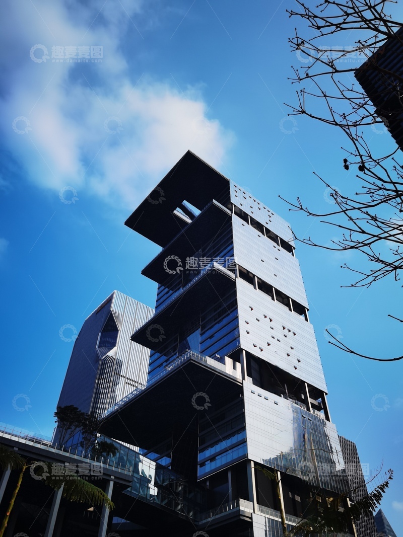 高清大图下载【趣麦麦图】现代都是建筑蓝天映衬