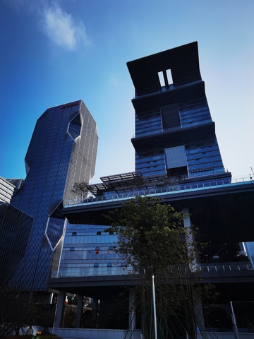 现代建筑蓝天映衬设计