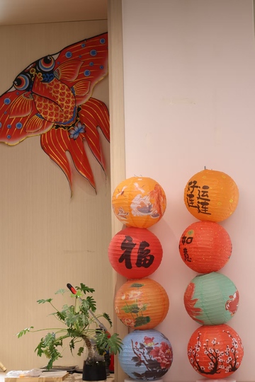 日式节庆装饰灯笼与鱼绘