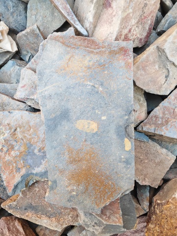 多彩岩石碎片特写