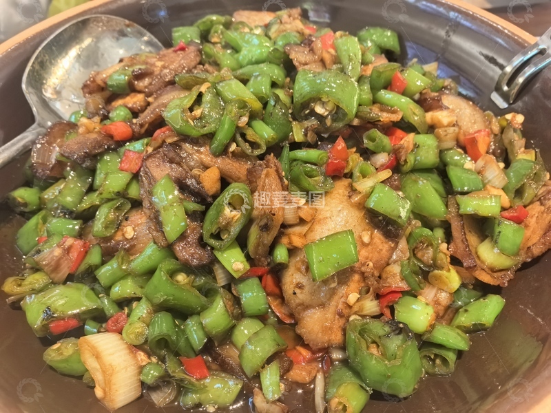 高清大图下载【趣麦麦图】-青椒烤鱼美食摄影