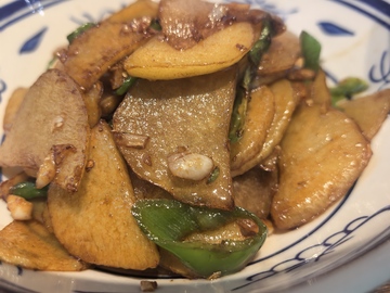 家常土豆片青椒装盘美味