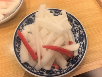 蓝白瓷盘白萝卜红椒