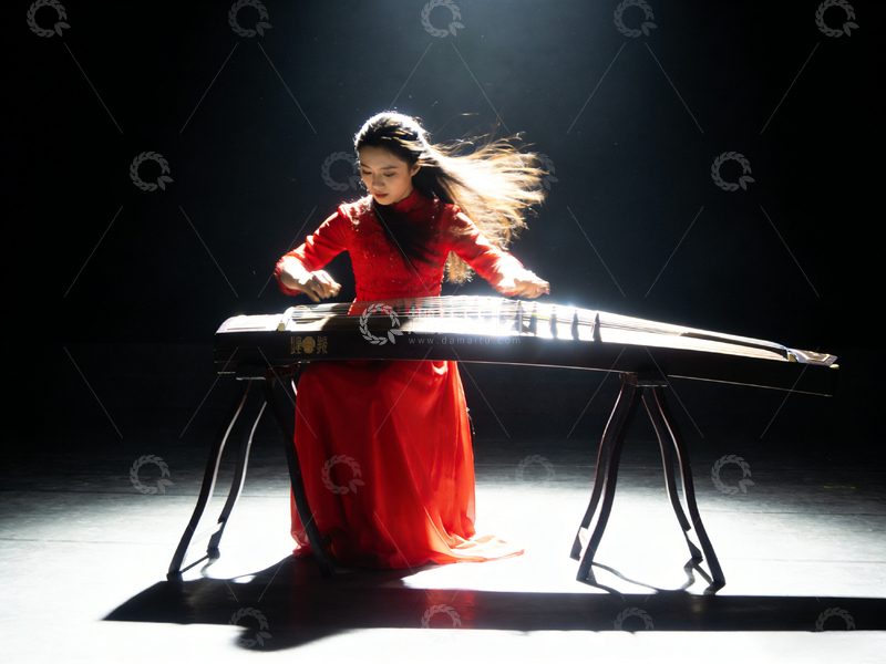 高清大图下载【趣麦麦图】红色长裙古筝演奏舞台摄影