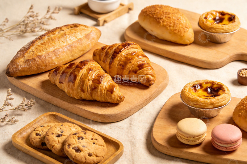 高清大图下载【趣麦麦图】木质托盘面包甜点组合的烘焙店套餐