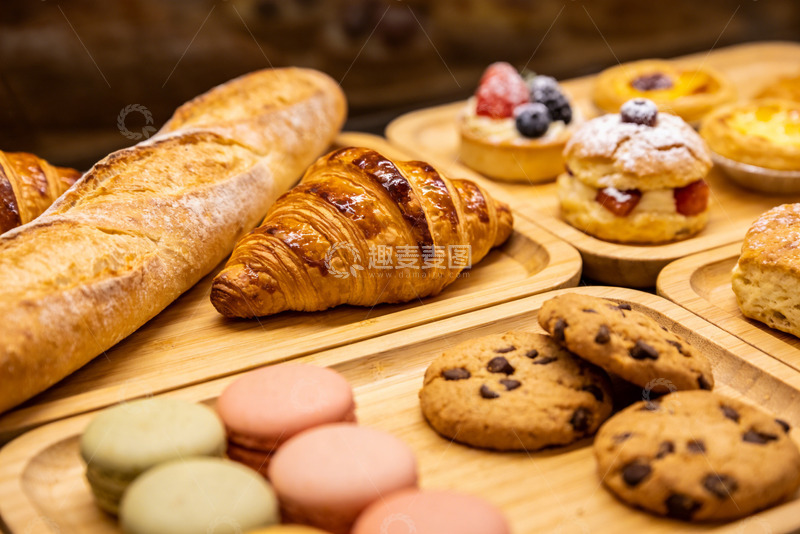 高清大图下载【趣麦麦图】木质托盘面包甜点组合的烘焙店套餐