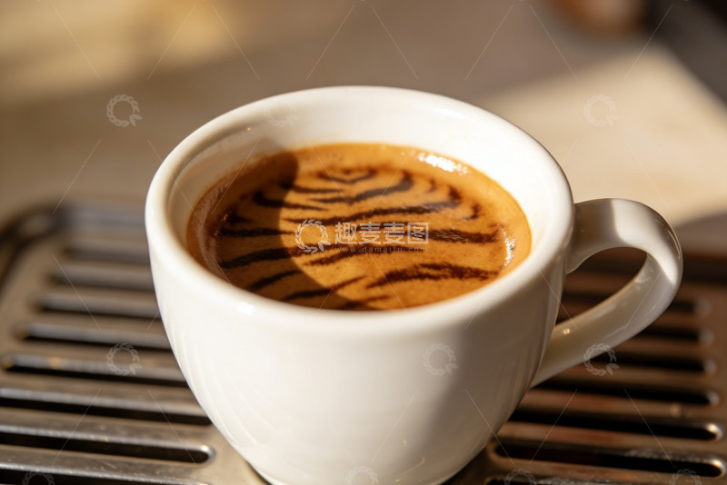 高清大图下载【趣麦麦图】虎纹拉花意式浓缩咖啡的午后时光