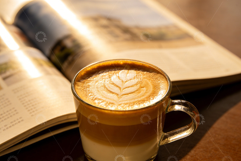 高清大图下载【趣麦麦图】杂志旁拉花拿铁的静谧阅读咖啡时刻