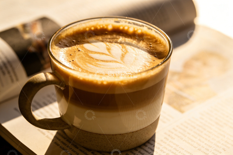 高清大图下载【趣麦麦图】报纸旁拉花拿铁的慵懒午后咖啡时光