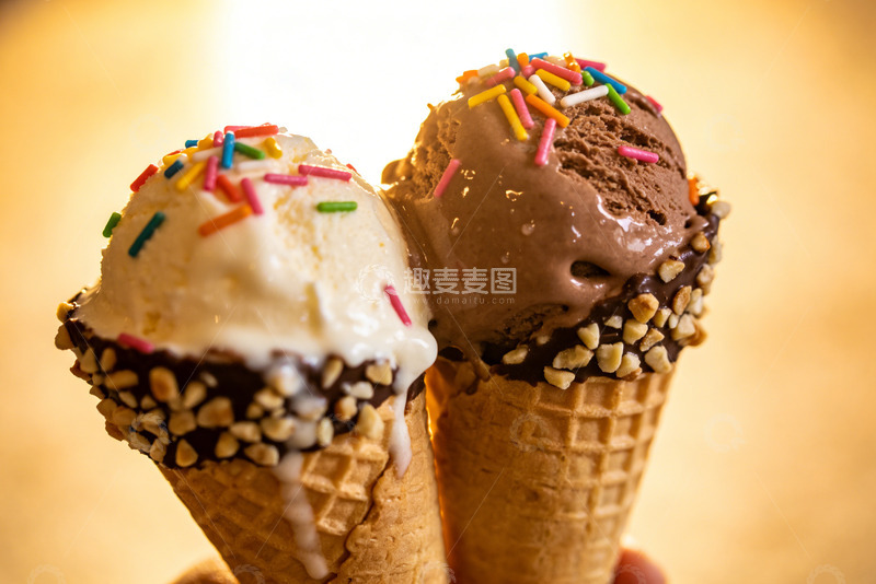 高清大图下载【趣麦麦图】双球彩糖冰淇淋甜筒的夏日清凉时刻