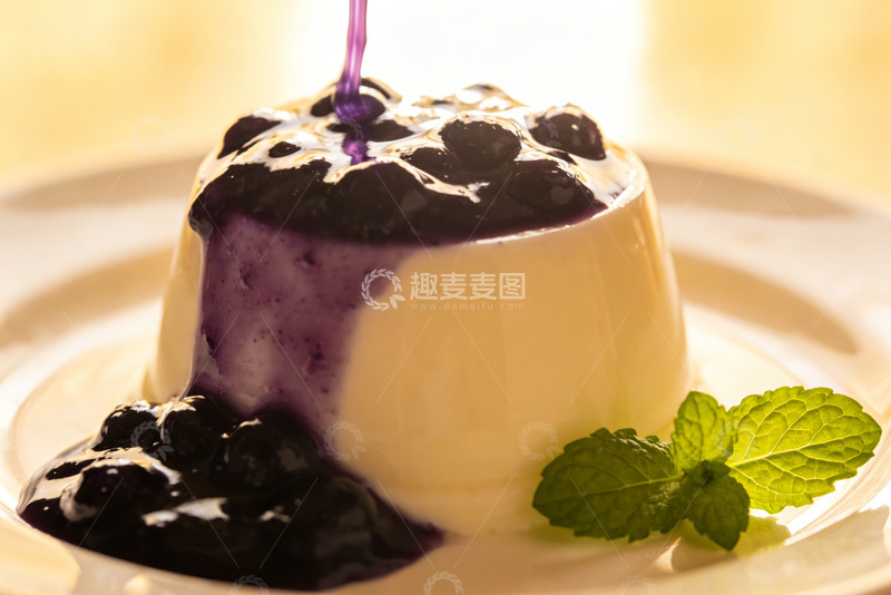 高清大图下载【趣麦麦图】淋酱蓝莓意式奶冻的精致餐后甜点