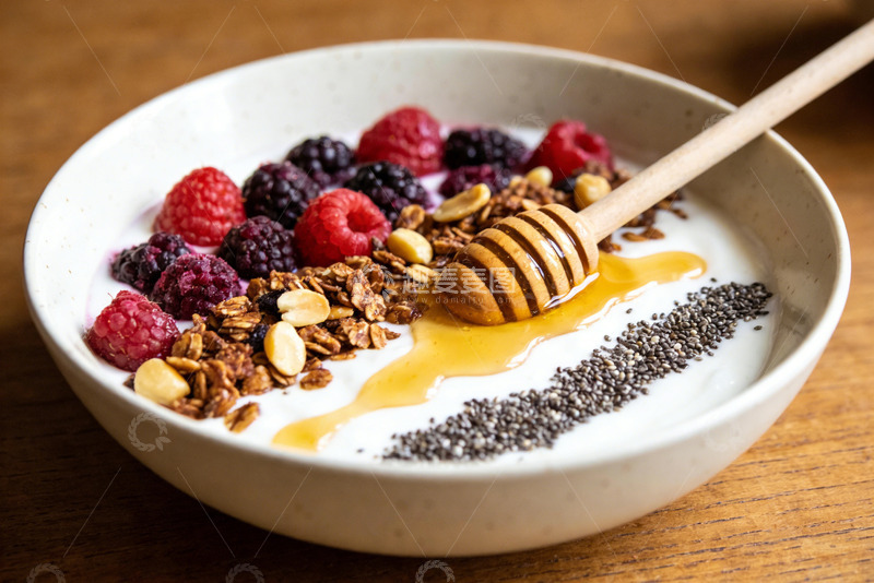 高清大图下载【趣麦麦图】莓果蜂蜜酸奶碗的健康早餐时光