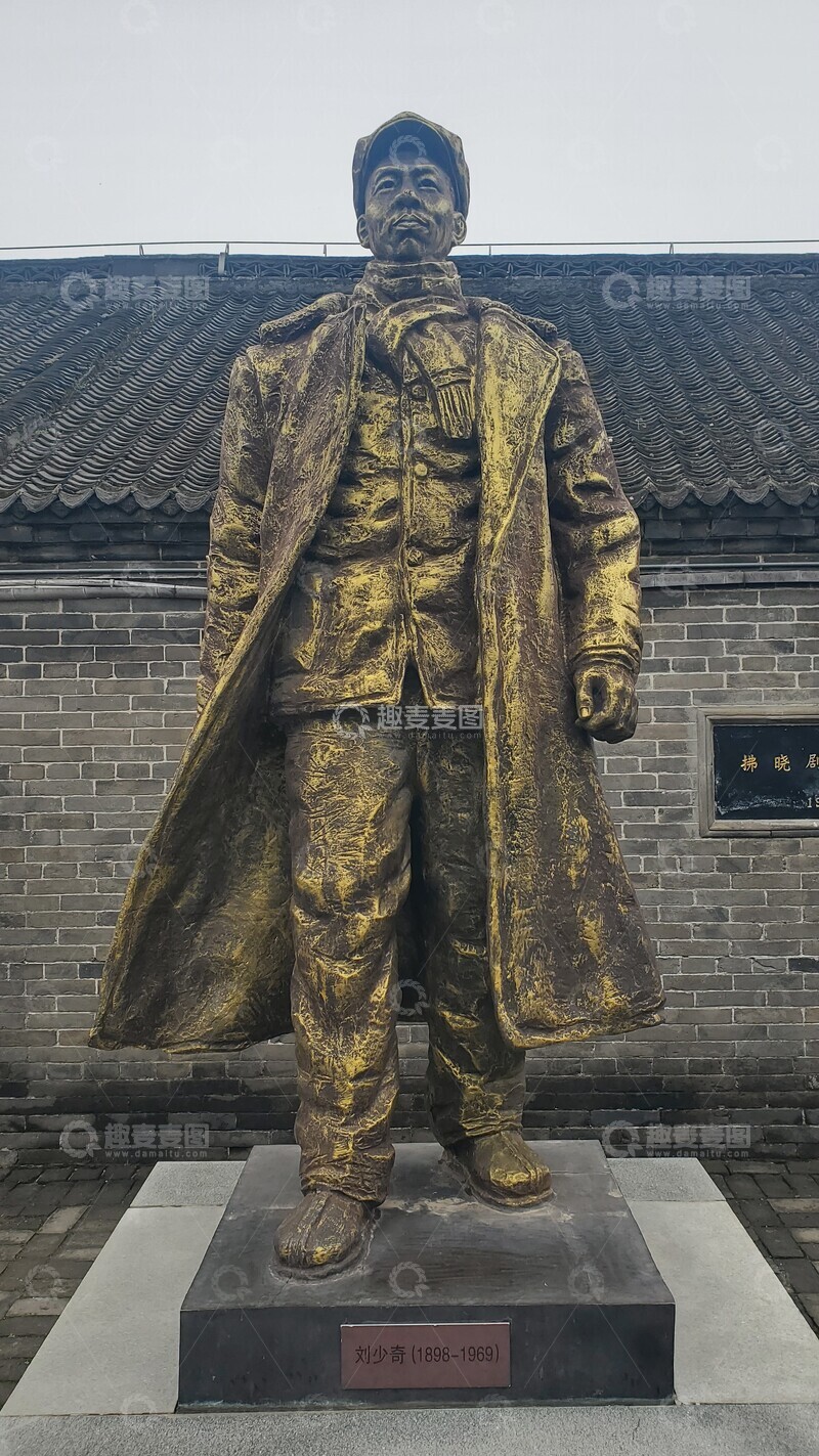 高清大图下载【趣麦麦图】抗日战争文化教育刘少奇人物黄铜雕像