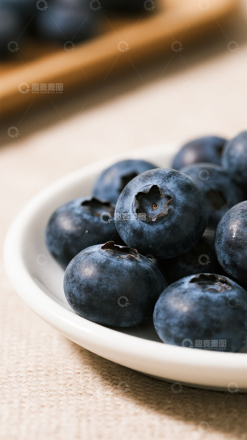 高清大图下载【趣麦麦图】瓷盘蓝莓特写摄影