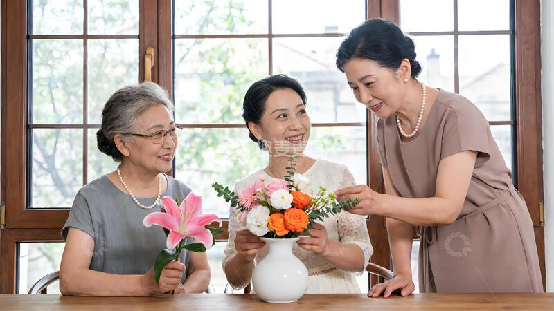 高清大图下载【趣麦麦图】中老年室内温馨聚会花艺创作生活照