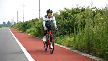 户外运动骑行者男士摄影