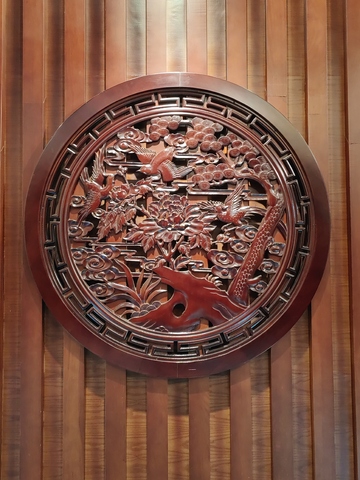 花鸟虫鱼木雕雕刻回字纹木窗装饰