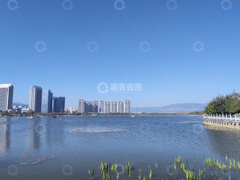 高清大图下载【趣麦麦图】清华湖青华海湖面城市建筑写字楼