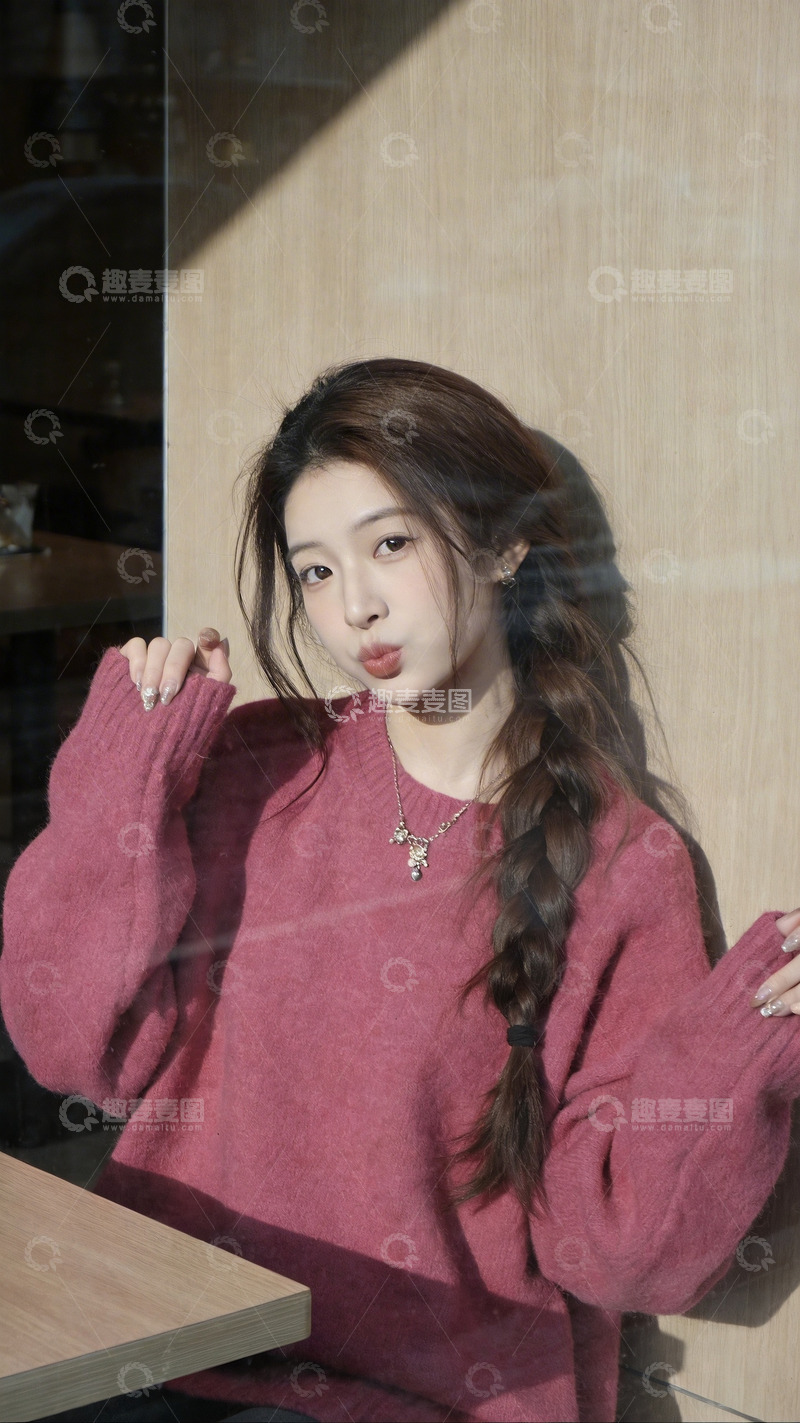 高清大图下载【趣麦麦图】穿毛衣的活力女孩1